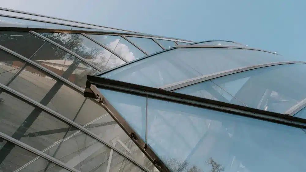 Toughened vs Laminated Glass: Which Do You Need? 2 Close-up of laminated glass interlayer showing PVB film between two glass panes