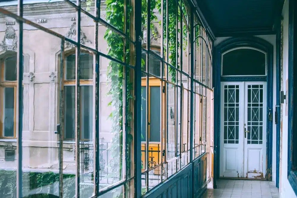 Low-E Glass vs Double Glazing: What Is the Difference? 2 Side-by-side comparison of single, Low-E and double glazed window glass types